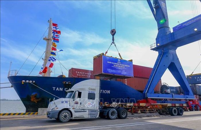 Bốc dỡ container lên tàu tại cụm cảng Cần Thơ. Ảnh: Thanh Liêm/TTXVN