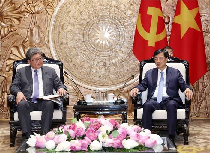Trưởng Ban Tổ chức Trung ương Nguyễn Duy Ngọc tiếp Quyền Tổng Thư ký Đảng Dân chủ Tự do Nhật Bản (LDP) Hagiuda Koichi. Ảnh: Phương Hoa/TTXVN