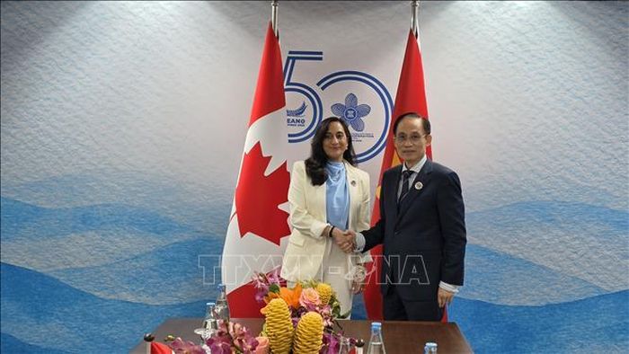Bộ trưởng Ngoại giao Lê Hoài Trung và Bộ trưởng Ngoại giao Canada Anita Ananda chụp ảnh chung.