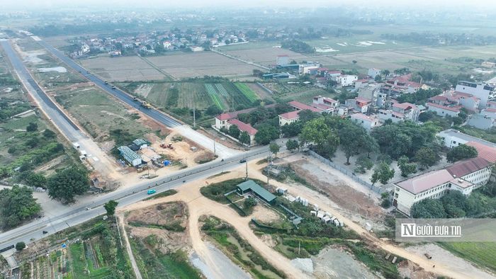 Đường Vành đai 4 được thiết kế theo tiêu chuẩn đường cao tốc gồm 6 làn xe cao tốc (tốc độ thiết kế 80-100 km/h) và hệ thống đường gom đô thị ở hai bên, mặt cắt ngang toàn tuyến rộng từ 90m đến 135m.