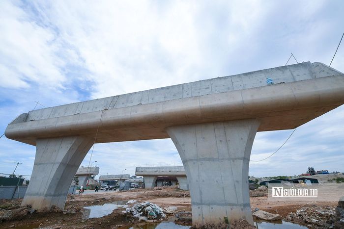 Trong ảnh là loạt trụ cầu đi qua nút giao quốc lộ 6 trên địa bàn phường Yên Nghĩa vươn lên trong những ngày tháng 7/2026.