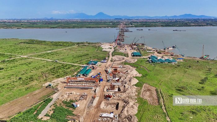 Theo kế hoạch, dự án sẽ cơ bản hoàn thành toàn tuyến trong năm 2026 và chính thức đưa vào khai thác từ năm 2027. Trong ảnh là dự án xây dựng cầu Hồng Hà, đây là một hạng mục giao thông then chốt thuộc dự án thành phần 3 của tuyến đường Vành đai 4 - Vùng Thủ đô.