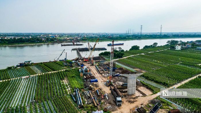 Trong ảnh là cầu Mễ Sở và hệ thống cầu cạn trên tuyến đường Vành đai 4 - Vùng Thủ đô cũng đang từng bước thành hình.