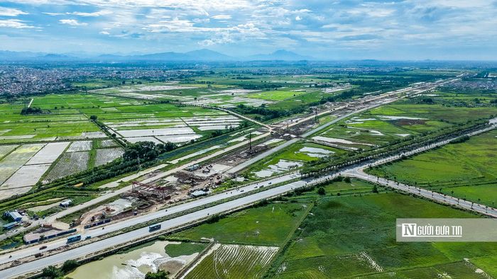 Trong ảnh là đoạn đường Vành đai 4 đi qua xã Tam Hưng (huyện Thanh Oai cũ), đoạn giao với quốc lộ 21C.