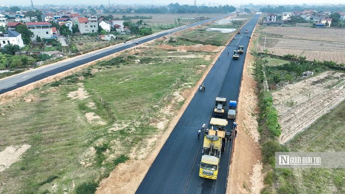 Sau gần 3 năm, nhiều đoạn đường thuộc tuyến Vành đai 4 này đã hoàn thiện. Trong ảnh là đoạn đường đi qua địa bàn xã Tiến Thắng đã được thảm nhựa, lộ rõ hình hài.