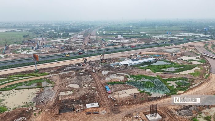 Trong ảnh là đoạn Vành đai 4 đến nút giao Thường Tín với loạt trụ cầu đi qua đường cao tốc Pháp Vân - Cầu Giẽ đang dần thành hình.