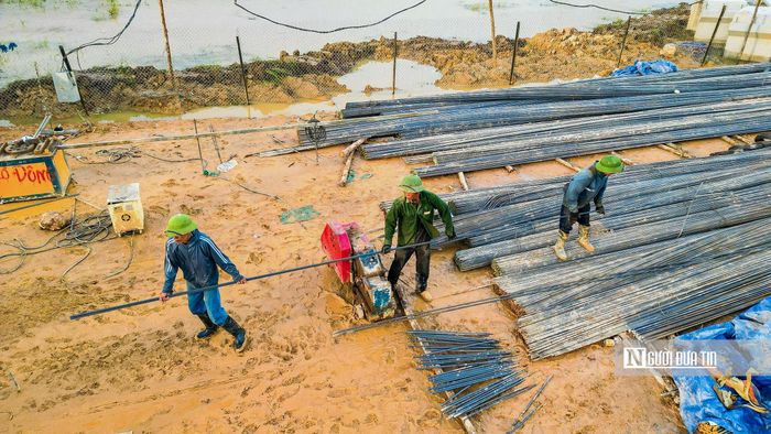 Trên công trường, các nhà thầu huy động nhân lực, thiết bị, tập trung thi công các hạng mục trọng điểm nhằm bảo đảm tiến độ dự án.