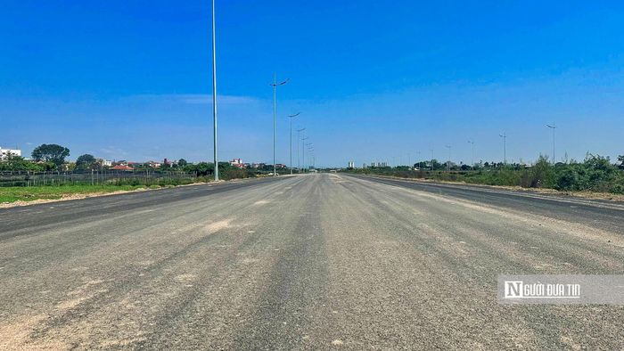 Có thể thấy tuyến đường song hành đã được thảm nhựa, có thể đi thẳng lên các tuyến đường xung quanh. Hệ thống chiếu sáng cũng đã được lắp đặt đồng bộ.