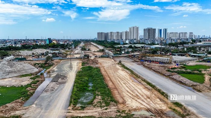 Theo quy hoạch tổng thể Thủ đô Hà Nội tầm nhìn 100 năm, đường Vành đai 4 - Vùng Thủ đô đóng vai trò là “khung hạ tầng dẫn dắt”, không chỉ giúp giảm áp lực giao thông cho khu vực nội đô, kết nối các tuyến cao tốc hướng tâm, mà còn tạo nên trục phát triển mới, mở rộng không gian đô thị về phía ngoại thành.