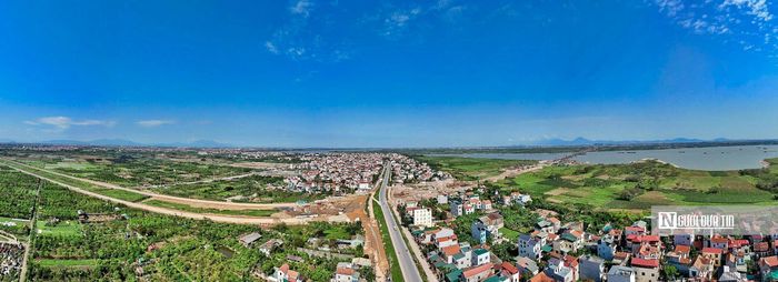 Dù thời tiết mưa nắng thất thường, nhưng hàng nghìn công nhân, kỹ sư, máy móc trên các đoạn tuyến vẫn miệt mài làm việc, để đưa dự án về đích đúng hẹn.