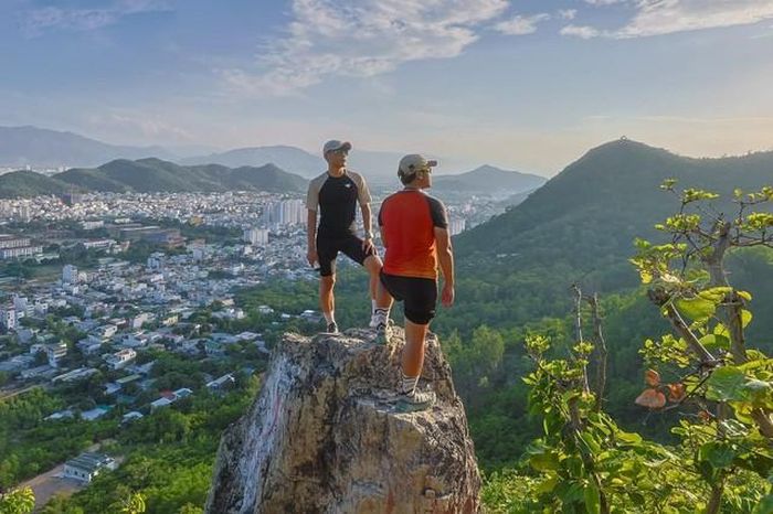 Từ núi Cô Tiên, các runner cảm nhận phố biển Nha Trang với một góc nhìn khác biệt - Ảnh: N.H.