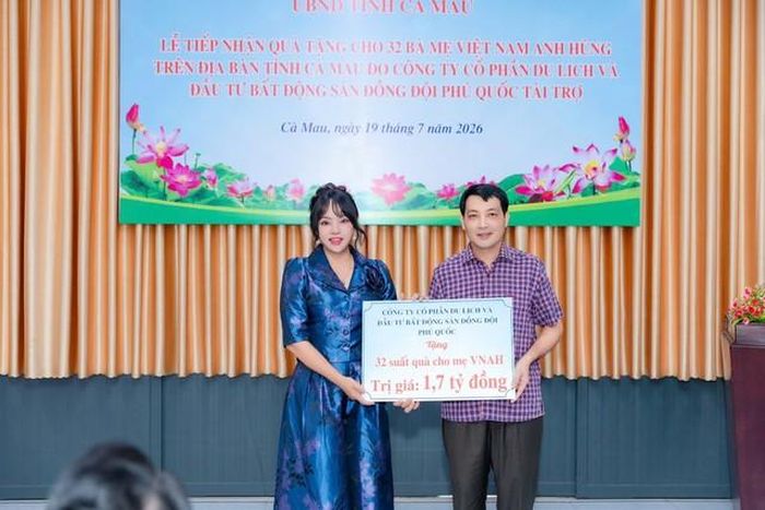 Ông Nguyễn Minh Nhứt - Tỉnh ủy viên – Giám đốc sở Nội vụ tỉnh Cà Mau tiếp nhận bảng tài trợ tượng trưng do Nghệ nhân Kim hoàn Quốc gia Hồ Thị Thanh Hương.