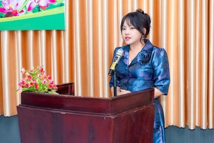 Nghệ nhân Hồ Thị Thanh Hương phát biểu khi được đồng hành cùng UBND tỉnh Cà Mau trong công tác tri ân, đền ơn đáp nghĩa.