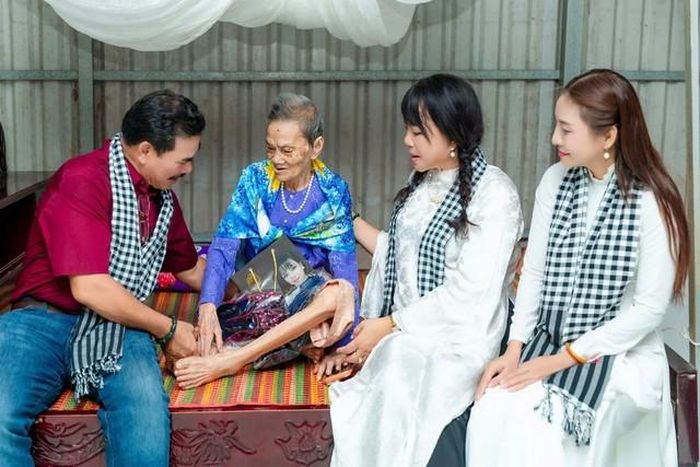 Đoàn đã tổ chức đến từng nhà, thăm hỏi và tặng quà nhân dịp tháng tri ân cho các Bà Mẹ VNAH của tỉnh Cà Mau.