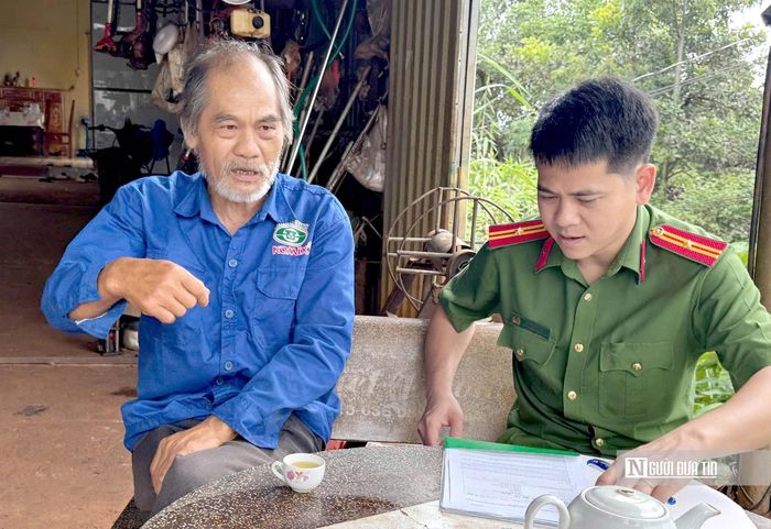 Cán bộ công an xã trực tiếp gặp gỡ thân nhân liệt sĩ để rà soát thông tin, hoàn thiện hồ sơ và tuyên truyền về ý nghĩa của việc thu nhận mẫu ADN phục vụ xác định danh tính hài cốt liệt sĩ.