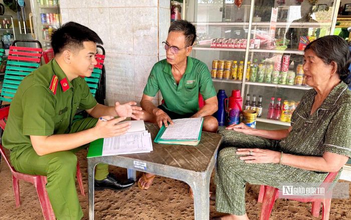 Lực lượng công an đến từng hộ gia đình hướng dẫn thân nhân liệt sĩ kê khai thông tin, chuẩn bị hồ sơ, bảo đảm công tác thu nhận mẫu ADN được thực hiện đầy đủ, chính xác và thuận lợi.