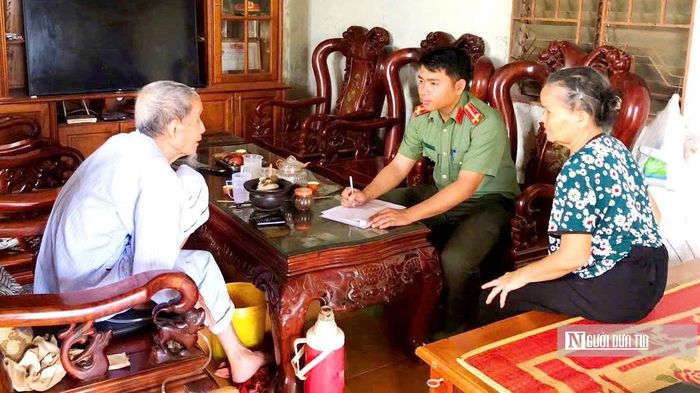 Lực lượng công an trực tiếp thăm hỏi, hướng dẫn thân nhân liệt sĩ hoàn thiện hồ sơ thu nhận mẫu ADN, góp phần đưa các anh hùng liệt sĩ chưa xác định danh tính sớm trở về với gia đình và quê hương.