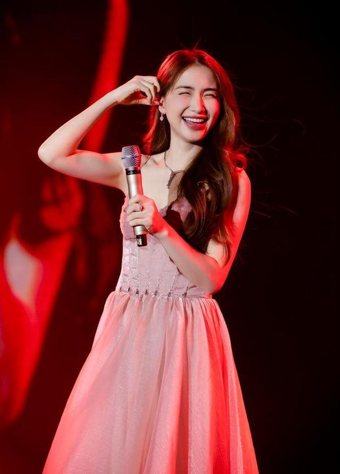 Hòa Minzy là một nghệ sĩ gắn liền với các hoạt động cộng đồng.
