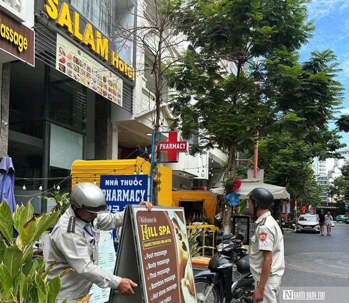 Một số bảng hiệu lớn, gắn cố định trên mặt tiền phải tháo dỡ để điều chỉnh.