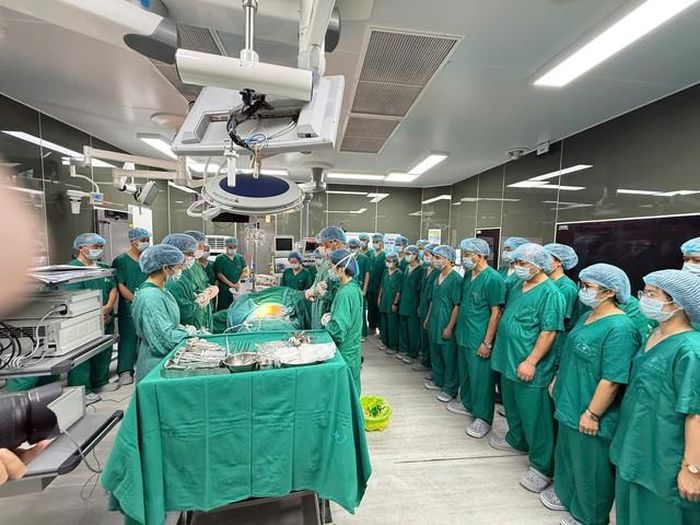 Y bác sĩ dành một phút mặc niệm tri ân, tiễn biệt bệnh nhân hiến tạng (Ảnh: BVCC).