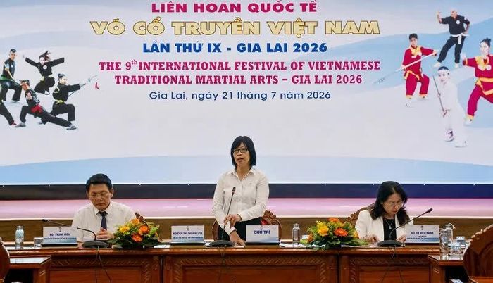 Phó Chủ tịch UBND tỉnh Gia Lai Nguyễn Thị Thanh Lịch trao đổi thông tin tại họp báo.