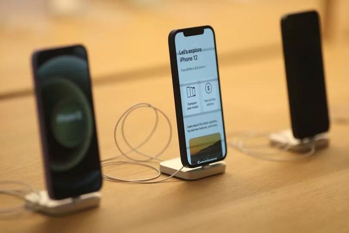 Chương trình mới có thể giúp người dùng đổi sang iPhone đời mới trước khi kết thúc hợp đồng. Ảnh: Reuters.
