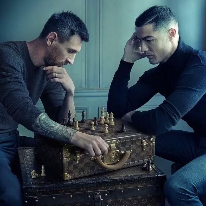 Messi và Ronaldo ngồi chơi cờ vua trên chiếc va li của Louis Vuitton từng gân số toàn cầu.