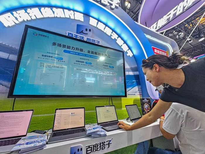 Khách tham quan tìm hiểu, trải nghiệm về Ngôi nhà thông minh của Baidu.