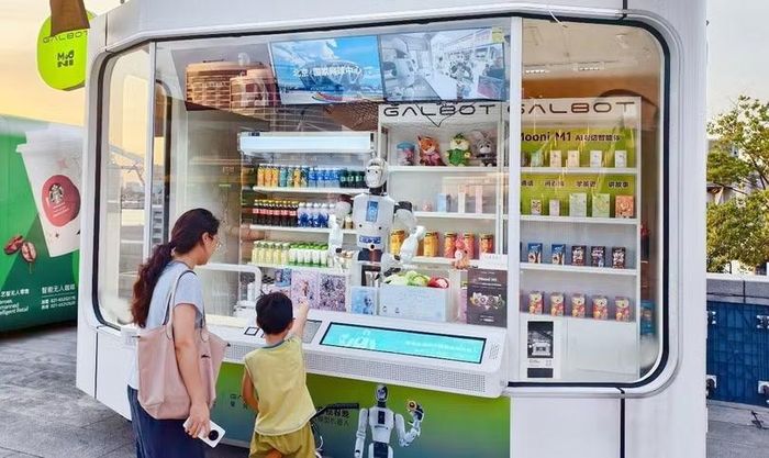 Một cửa hàng bán đồ uống và ăn vặt do robot tự vận hành trong khu vực triển lãm. Ảnh: Peopledaily.