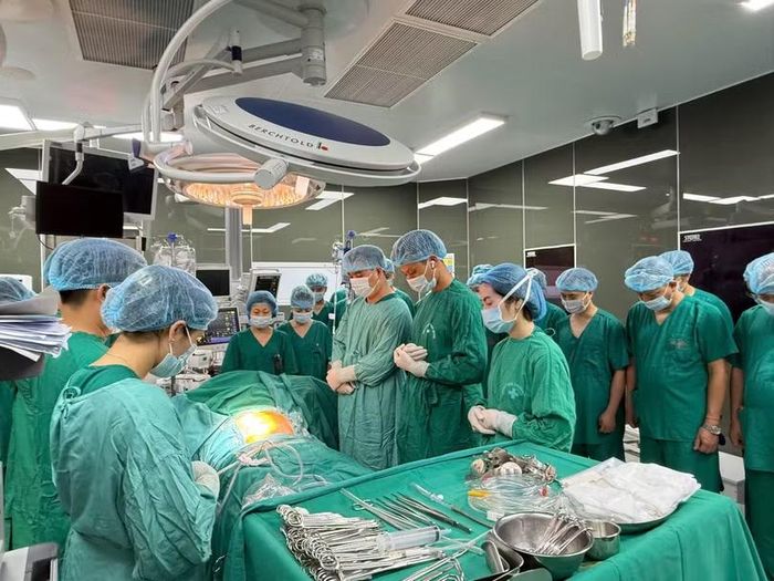 Các bác sĩ cúi đầu tri ân người hiến trước khi lấy tạng. Ảnh: Vân Anh.