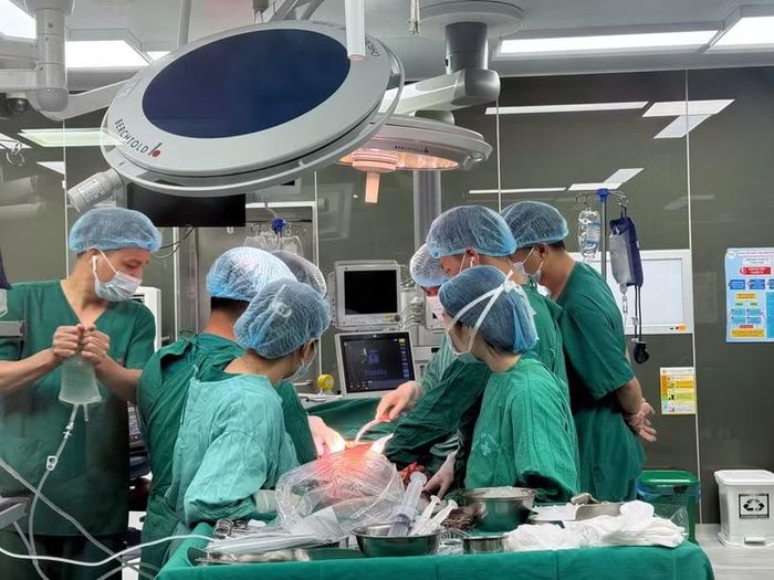 Lấy tạng hiến để hồi sinh cuộc đời khác. Ảnh: Vân Anh.