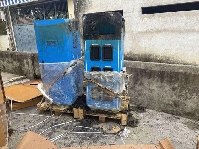 Tủ đổi pin xe bị Q châm lửa đốt. Ảnh: Đ.C.