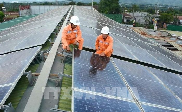 Nhân viên điện lực Đắk Wil kiểm tra an toàn hệ thống điện mặt trời áp mái của Doanh nghiệp tư nhân Cơ khí Thương mại và Dịch vụ Thanh Cẩn ở xã Cư Jút, tỉnh Lâm Đồng. Ảnh: Thanh Vũ – TTXVN 