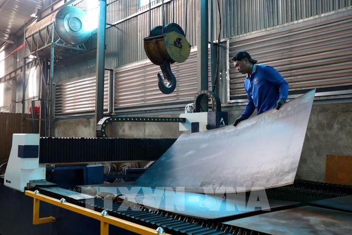 Doanh nghiệp tư nhân Cơ khí Thương mại và Dịch vụ Thanh Cẩn ở xã Cư Jút, tỉnh Lâm Đồng tận dụng điện mặt trời mái nhà phục vụ cho sản xuất kinh doanh. Ảnh: Thanh Vũ – TTXVN 