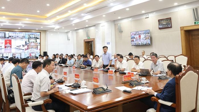 Ông Lê Văn Khải – Phó Giám đốc Ban QLDA các công trình điện miền Bắc – đại diện EVNNPT báo cáo tại buổi làm việc. Ảnh: Thắng Trung/BNEWS/TTXVN