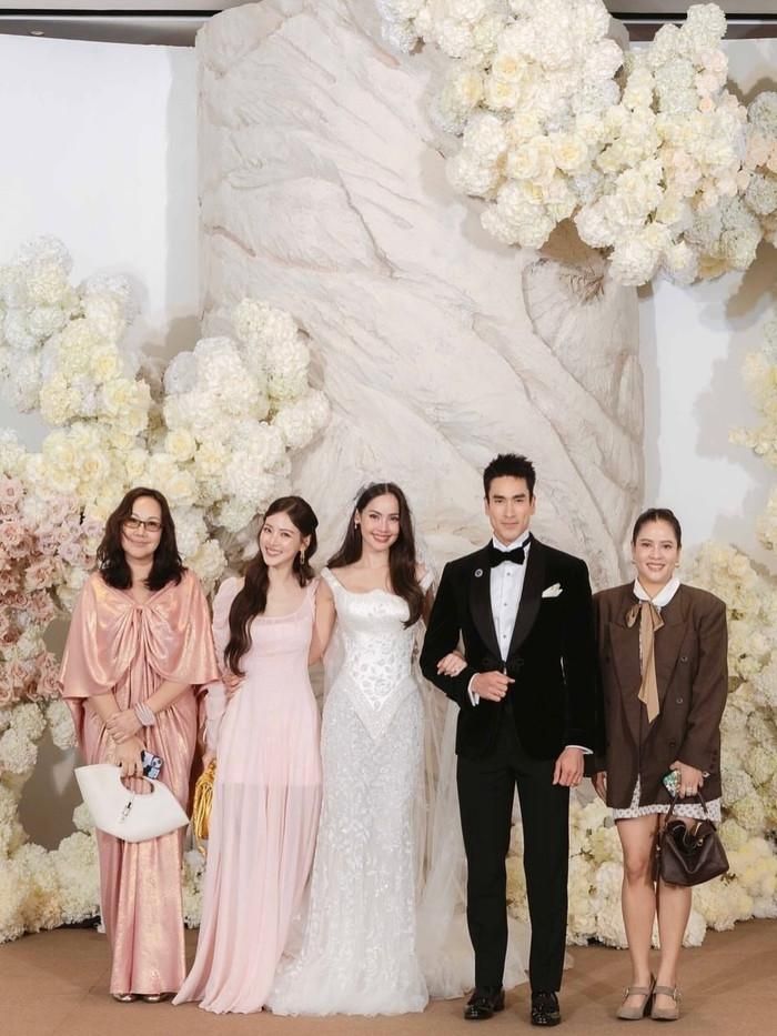 Baifern sau khi dự đám cưới đã đăng ảnh chụp chung với cô dâu, chú rể và không nhắc đến việc bị xô ngã. Ảnh: IGNV