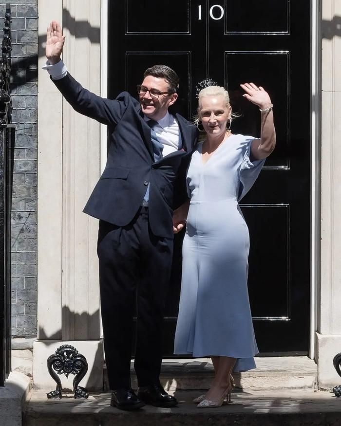 Andy Burnham và vợ - Marie-France van Heel, chụp ảnh bên ngoài số 10 phố Downing sau khi ông được bổ nhiệm làm Thủ tướng thứ 59 của Anh tại London vào ngày 20 tháng 7. (Ảnh: Wiktor Szymanowicz/Nhà xuất bản trong tương lai/Getty) 