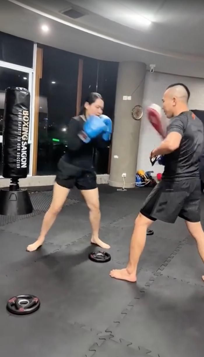 Trúc Anh tập boxing với huấn luyện viên cuối tháng 6. Ảnh: Cắt từ clip NVCC