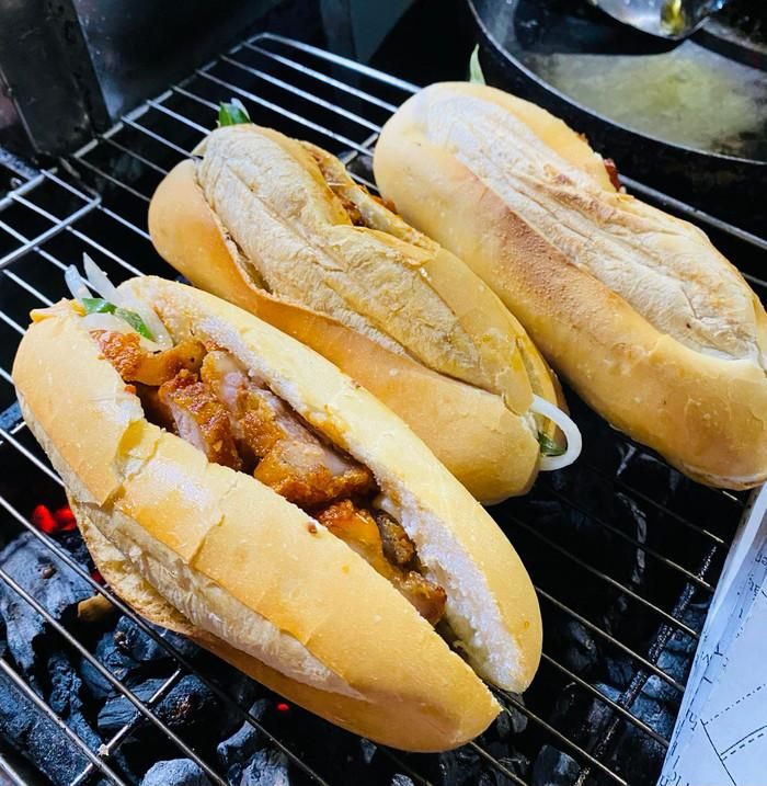 Bánh mì heo quay. Ảnh: Phương Linh/báo Lao Động