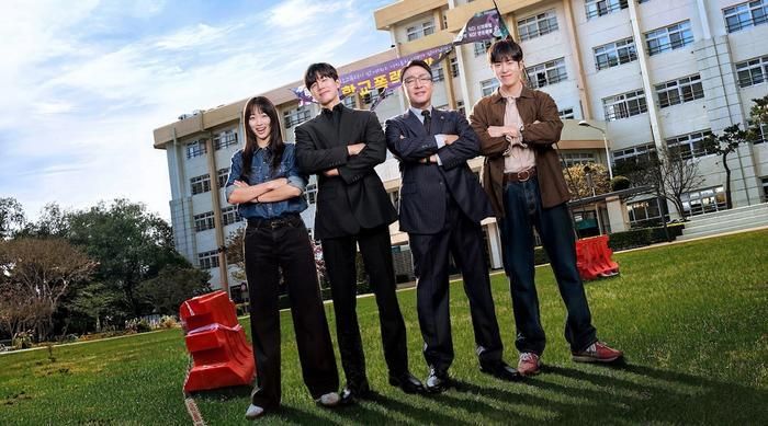 Phát hành trọn bộ 10 tập độc quyền trên Netflix từ ngày 5/6/2026, Bài Học Đáng Đời được chuyển thể từ webtoon Get Schooled với Kim Mu Yeol đảm nhận vai chính. Lấy bối cảnh bạo lực học đường ngày càng nghiêm trọng, bộ phim xây dựng cơ quan hư cấu mang tên "Cục Bảo vệ quyền giáo dục", nơi thanh tra Na Hwa Jin sử dụng kỹ năng chiến đấu cùng những biện pháp mạnh để xử lý các học sinh côn đồ, phụ huynh lạm quyền và những hành vi làm xói mòn môi trường giáo dục. Khai thác trực diện các vấn đề xã hội gây tranh cãi, tác phẩm nhanh chóng tạo hiệu ứng trên phạm vi toàn cầu và liên tục góp mặt trong nhóm phim được xem nhiều nhất của Netflix.