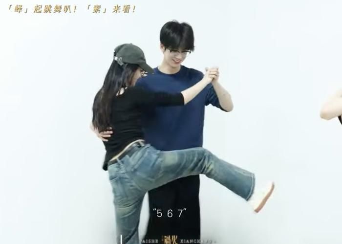 Những khoảnh khắc tương tác thân thiết của Trương Lăng Hách và Vương Sở Nhiên nhận được nhiều sự quan tâm từ khán giả. Ảnh: Weibo