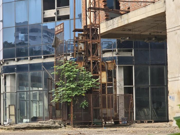 Hệ thống thang vận chuyển vật liệu đã hoen gỉ, nhiều thiết bị để ngoài trời bị xuống cấp do không được sử dụng trong thời gian dài.