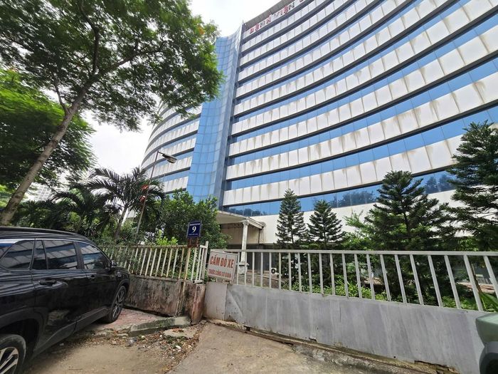 Năm 2001, UBND TP Hà Nội ban hành quyết định thu hồi gần 10.000m² đất tại khu vực phường Nghĩa Tân và phường Dịch Vọng (quận Cầu Giấy cũ), trong đó cho dự án thuê hơn 8.540m² đất trong thời hạn 40 năm, đồng thời giao quản lý phần diện tích còn lại theo quy định.
