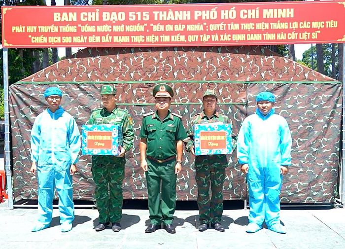Tặng quà các tổ, đội lấy mẫu đang thực hiện nhiệm vụ tìm kiếm, quy tập hài cốt liệt sĩ.