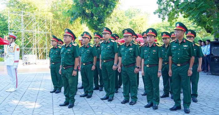 Đoàn công tác Quân khu 7 đã đến dâng hương, dâng hoa tại Tượng đài Cố Tổng Bí thư Trần Phú.