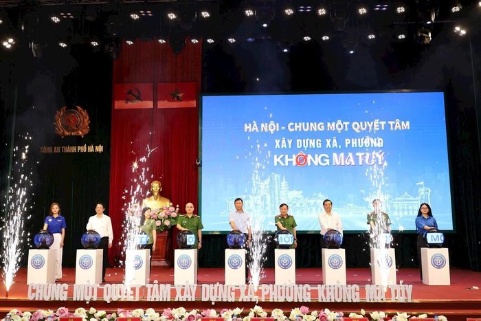 Các đại biểu thực hiện nghi thức phát động Tháng hành động phòng chống ma túy với chủ đề "Hà Nội - Chung một quyết tâm xây dựng xã, phường không ma túy"