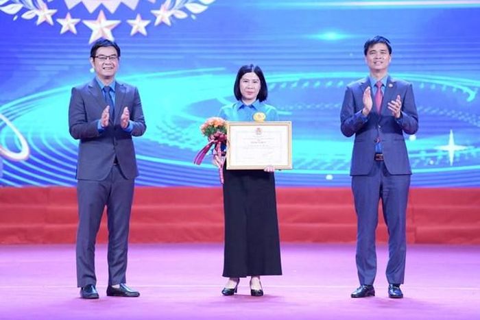 Phó Chủ tịch Thường trực Tổng Liên đoàn Lao động Việt Nam Ngọ Duy Hiểu và Chủ tịch LĐLĐ thành phố Hà Nội Nguyễn Văn Thắng khen thưởng các Chủ tịch Công đoàn cơ sở xuất sắc tiêu biểu năm 2026. Ảnh: PV