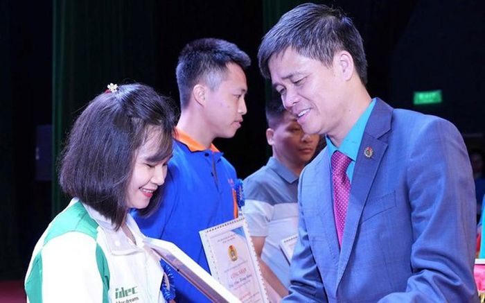 Phó Chủ tịch Thường trực Tổng LĐLĐ Việt Nam Ngọ Duy Hiểu tuyên dương người lao động đạt danh hiệu sáng kiến, sáng tạo Ảnh: PV