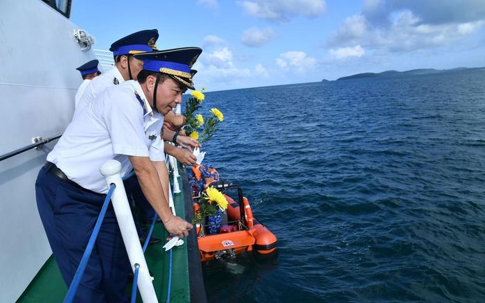 Cán bộ, chiến sĩ Bộ Tư lệnh Vùng Cảnh sát biển 4 thả hoa tưởng niệm các chiến sĩ hi sinh trên biển Tây Nam - Ảnh CSB4