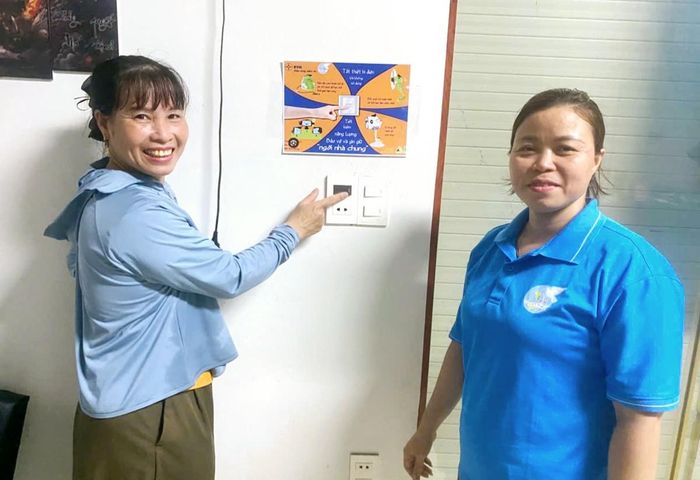 Chị Nguyễn Thị Diễm Hương (phải), cán bộ Chi hội Phụ nữ thôn Phượng Sơn, tuyên truyền tiết kiệm điện tại hộ gia đình chị Nguyễn Thị Mến
